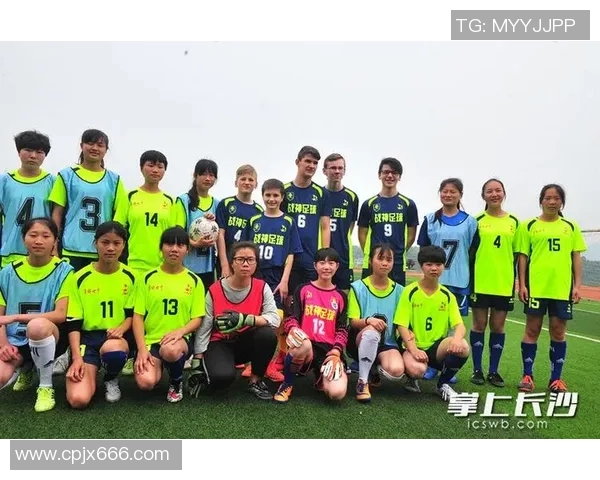 女生与男生在足球场上的较量谁能更胜一筹探讨性别差异与运动表现