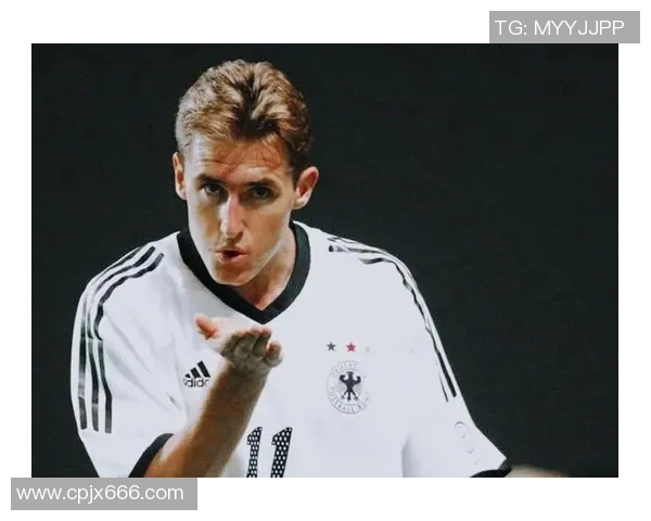 科斯切尔尼的职业生涯回顾与未来展望:从球场传奇到教练之路 科斯切尔尼的职业生涯回顾与未来展望:从球场传奇到教练之路